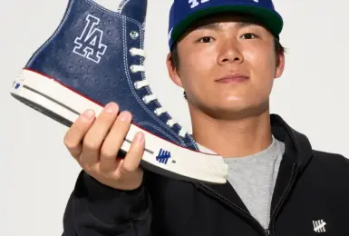 Converse x Los Angeles Dodgers x UNDEFEATED Chuck 70 限量 6,734 雙，致敬道奇隊深厚的棒球文化 並向 Vin Scully 與 Fernando Valenzuela 的傳奇地位致意。