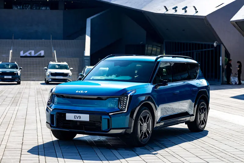 Kia純電智慧旗艦LSUV - The Kia EV9再奪加拿大汽車記者協會「2026年加拿大年度電動多功能車」肯定。