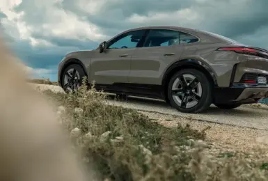 10月在台上市｜純電 《Porsche Cayenne Coupé Electric》入手門檻比V6油車便宜