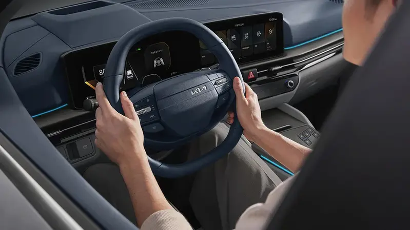 小改款後換上全新樣式方向盤，在stonic上已經看過。