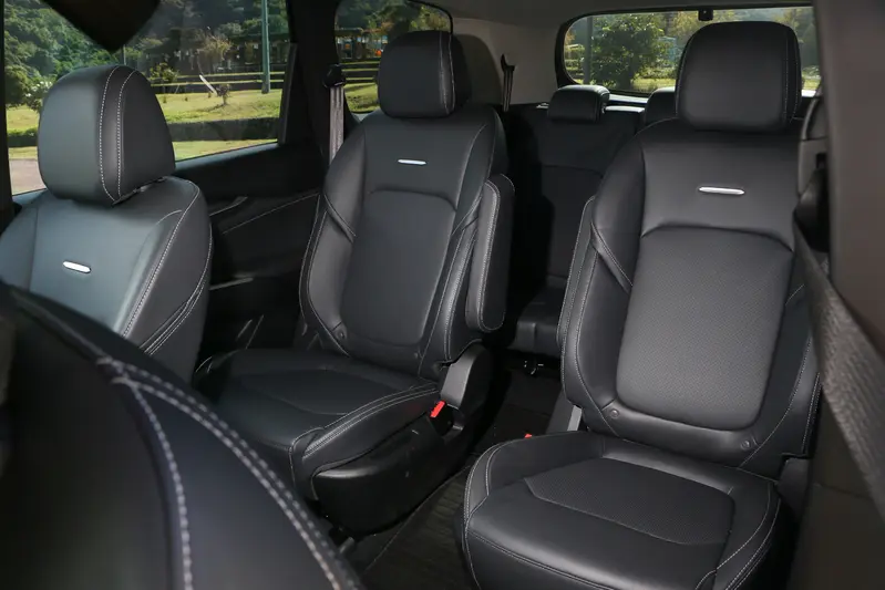 ▲ G50 PLUS是目前台灣市場上唯一百萬內具備第二排座椅中間通道的車款。如此貼心、溫馨的座艙，是中型休旅車所沒有的。