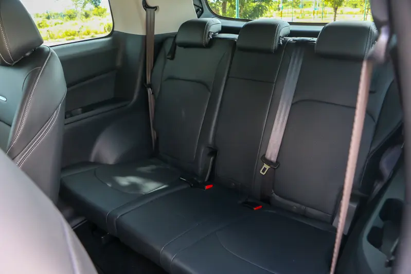 ▲MG G50 Plus車內布局，就像是明明車長相當，但內部空間就是把中型休旅車拉長，其三排座椅就好比中型休旅車的後排座椅，中間則多出了舒適的獨立式雙座椅。