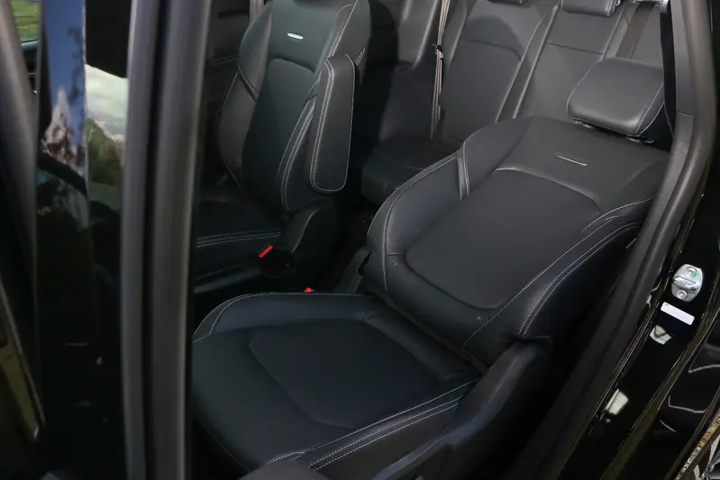 ▲第二排座椅的椅背可傾倒的角度相當大，躺著小憩相當適合。全新推出的「座享幸福特仕版」，更將第二排座椅升級為電動調整，使用上更加便利。