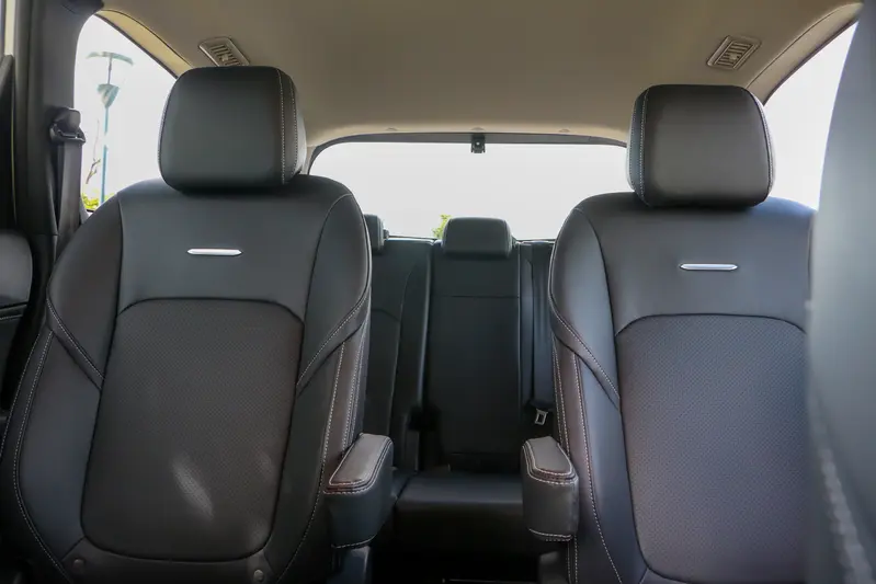 ▲第二排獨立式座椅中間走道，方便後排乘客上下車。