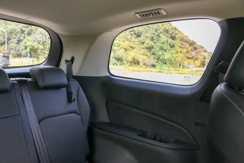 ▲第三排座椅兩側的窗戶面積相當大，杯架與冷氣出風口一應俱全。