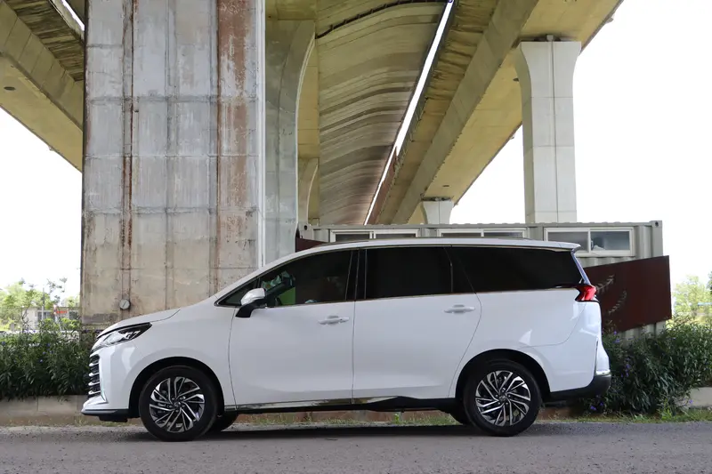 ▲車長約4米8，看起來相當霸氣，迴轉半徑則與中型休旅車伯仲之間。