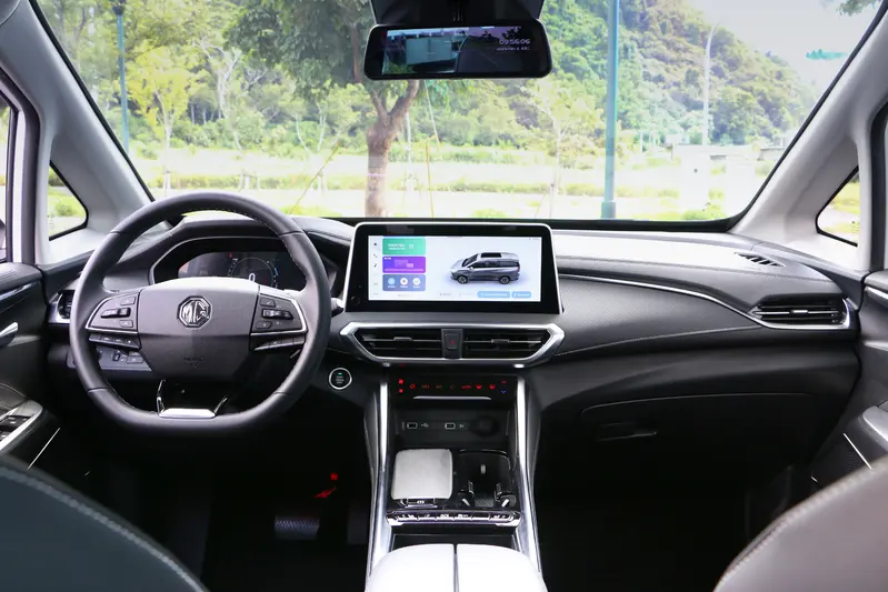 ▲開闊前擋視野與A柱三角窗設計，帶來中型休旅車前所未有的遼闊駕駛視野。