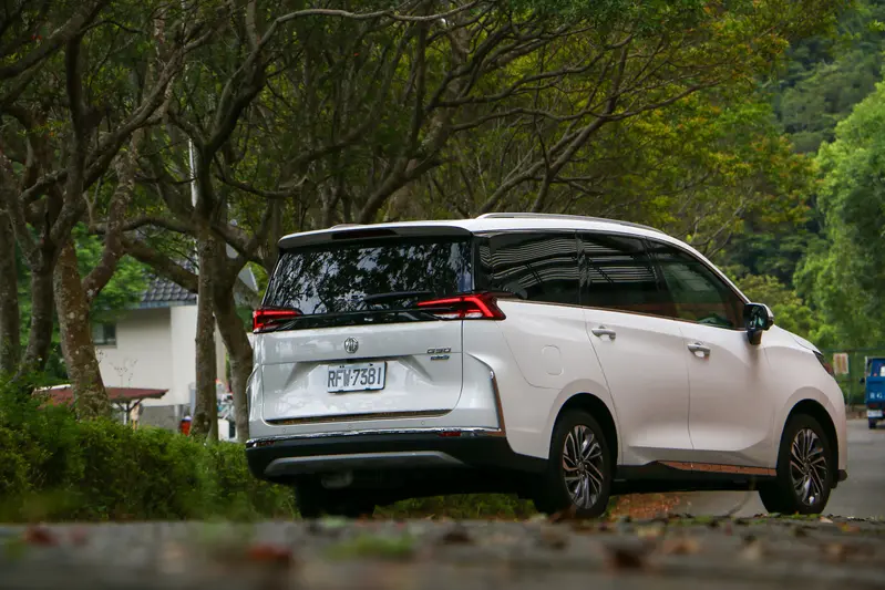 ▲修正的車身線條，確保車內三排座椅的每個乘客，都能有出色的頭部空間，大幅降低壓迫感。