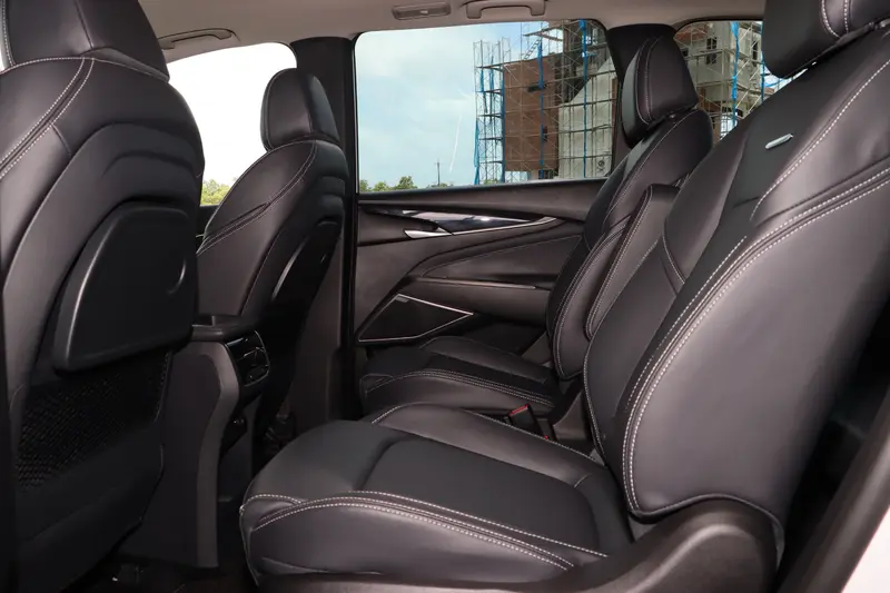 ▲G50 Plus第二排腿部空間相當寬裕，另備有後排冷氣出風，營造出無與倫比的舒適乘車空間。