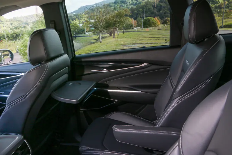 ▲第二排座椅前方的小桌板，增添車艙更多使用場景，吃飯或置物都方便。這也是目前中型SUV所沒有的配備。