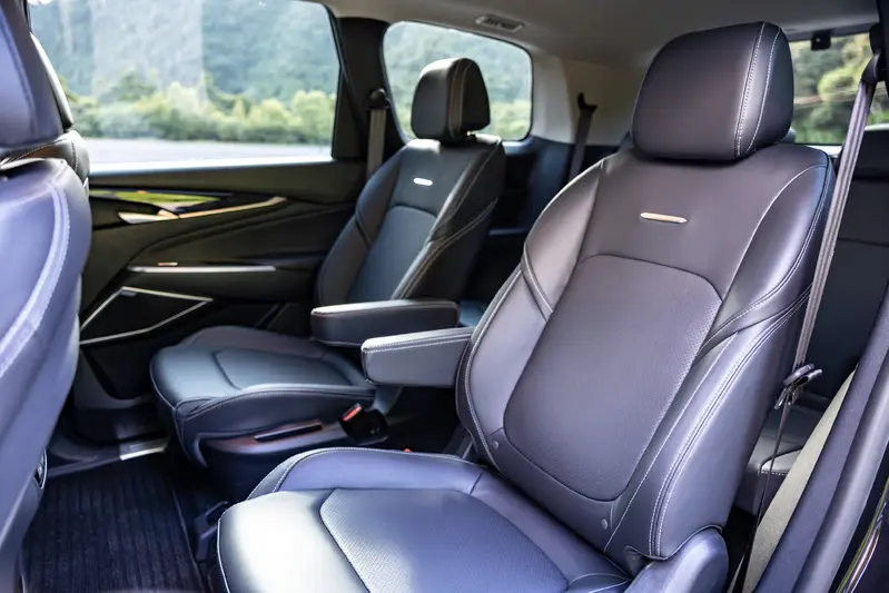 ▲G50 Plus座艙採2+2+3的座椅布局，就好比將中型SUV的第二排座椅往後移，中間多了中型休旅車沒有的第二排座椅。三排座的便利與空間性是中型SUV所望塵莫及的。