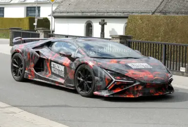 狂暴V12再進化！《Lamborghini Revuelto SV》現身紐柏林 馬力有望突破1,200匹