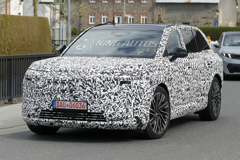 TZ測試車的車頭平整的像是一道牆，很難相信這是Lexus旗下車款。