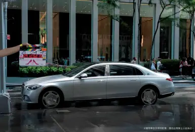 不用開口 氣場已到！《Mercedes-Maybach》再次定義總編座駕《穿著 Prada 的惡魔 2》重返大螢幕