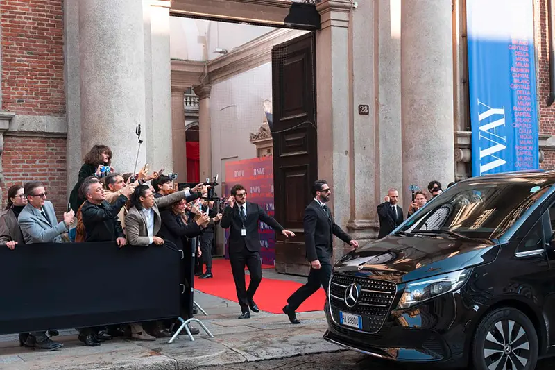 在《穿著 Prada 的惡魔 2》這個關於時尚與權力的世界裡，Mercedes-Benz 從來不只是陪伴角色出現，而是讓每一次現身，都帶有明確的立場。