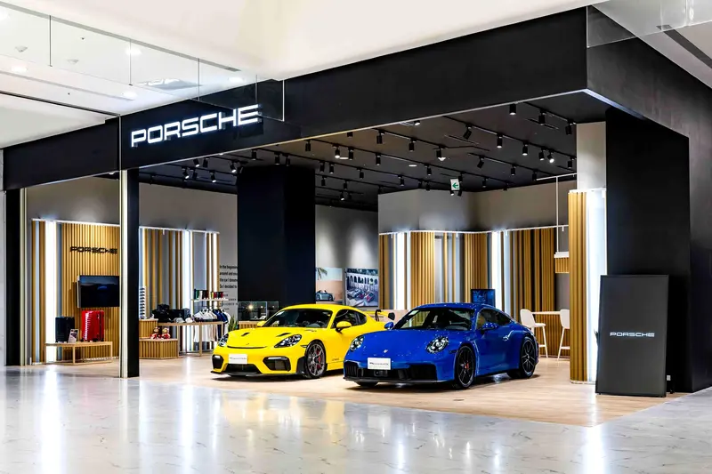 Porsche NOW 台中概念店｜地址： 台中市北屯區崇德路三段 865 號｜展出時間：2026 年 4 月 28 日至 2027 年 1 月 9 日｜營業時間： 週一至週日 11:00-22:00