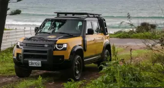 《Defender Trophy Edition》試駕報導｜地表最強黃袍加身 原廠涉水喉 車頂梯全上陣 開箱即戰！