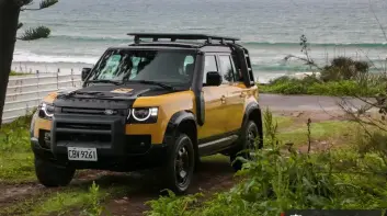 《Defender Trophy Edition》試駕報導｜地表最強黃袍加身 原廠涉水喉 車頂梯全上陣 開箱即戰！
