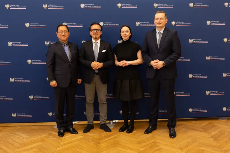 鴻海宣布與ElectroMobility Poland達成策略夥伴關係,(由左至右)關潤Jun Seki 鴻海科技集團電動車策略長、Wojciech Balczun 波蘭國有資產部長Eliza Zeidler 波蘭國有資產部政務次長/副部長、Cyprian Gronkiewicz-ElectroMobility Poland 執行長(EMP CEO)。
