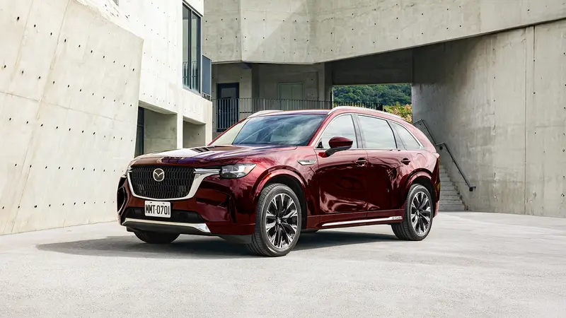 正七人座旗艦休旅 MAZDA CX-90，指定車型享 7 年原廠保固與 150 萬元 70 期 0 利率。
