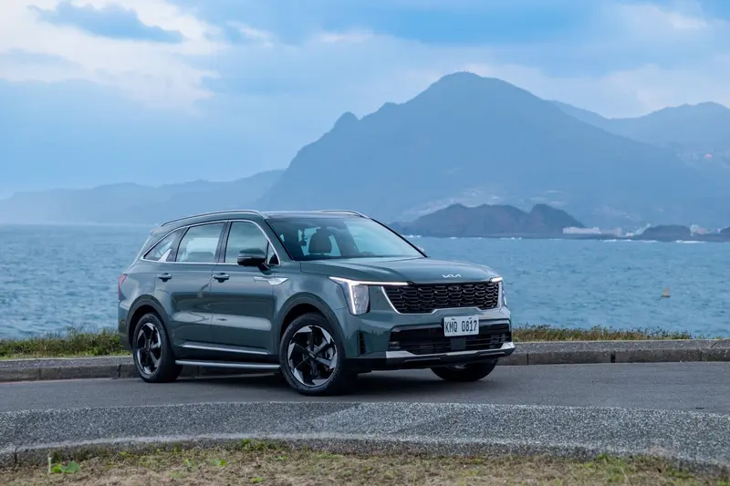 Kia Sorento除了擁有Turbo-Hybrid與柴油等雙動力車型供選擇外，更提供七人座、六人座的選項，並可依據個人用車需求選擇2WD或4WD。