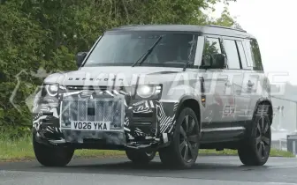 二次小改款《Defender 110》新增2+2四人座 車尾多了尾翼 預計2027年發表