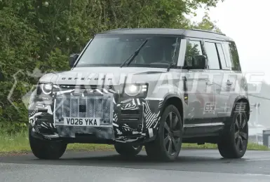 二次小改款《Defender 110》新增2+2四人座 車尾多了尾翼 預計2027年發表