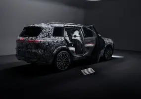 內裝搶先看！Audi 全新旗艦休旅 Q9 導入電動車門、4D 音效打造頂級座艙 挑戰X7、GLS霸主地位！