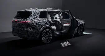 內裝搶先看！Audi 全新旗艦休旅 Q9 導入電動車門、4D 音效打造頂級座艙 挑戰X7、GLS霸主地位！