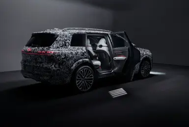 內裝搶先看！Audi 全新旗艦休旅 Q9 導入電動車門、4D 音效打造頂級座艙 挑戰X7、GLS霸主地位！