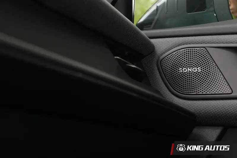 SONOS音響在入門車款為選配，由12隻揚聲器所構成，比標配的多2隻。