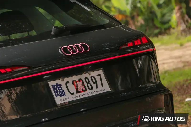 車尾四環會發光，廠徽也可以是很好的警示燈。