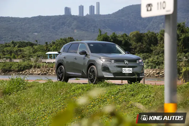 本次試駕車款為全新Citroen C5 Aircross車系的頂規Max車款，建議售價139.8萬元。獨享雙前座按摩、通風、加熱、電動調整與兩組記憶功能、後座加熱、矩陣式頭燈、抬頭顯示器、360環景。頂規Max車款可選配要價8萬元選配「巴黎星空套件」，包含珍珠黑懸浮車頂及全景可開啟式玻璃天窗。