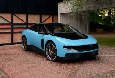 躍馬史上首款「4門5座」極簡轎跑！《Ferrari Luce》四馬達 1,050匹 60項專利 風洞淬鍊5年降臨