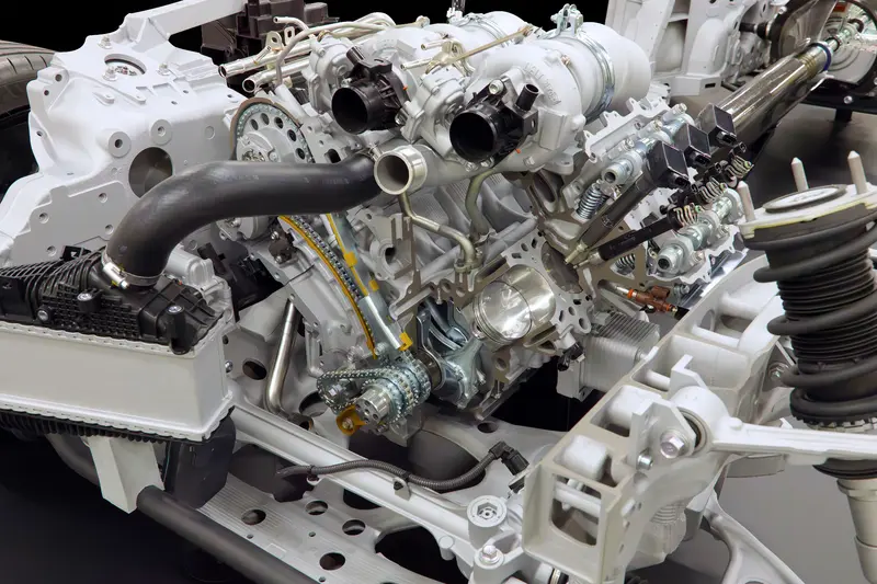 GR GT 搭載 Toyota 全新開發、採 90 度夾角的 3,998 c.c.(4.0 升)V8 雙渦輪增壓引擎。為了優化車身配重並降低引擎蓋高度,研發團隊採用了 87.5 mm × 83.1 mm 的短行程缸徑衝程設定,有效縮減引擎本體高度。在 V8 雙渦輪引擎與單馬達油電系統的綜效驅動下,輸出預計為641匹/86.7公斤米。