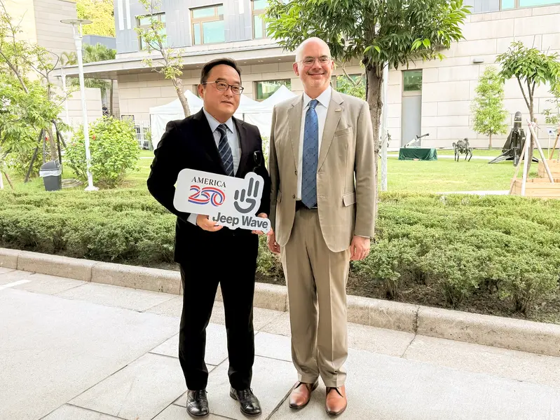Jeep總代理寶嘉聯合吳睿弘執行董事(左)與美國在台協會處長谷立言