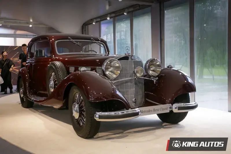 Mercedes-Benz 540 K。誕生於 1930 年代，這款車代表了二戰前極致豪華與客製化車體的黃金時代。其搭載 5.4 升直列八缸機械增壓引擎，在當時便具備傲視群雄的高速巡航能力與頂級防護工藝，是當今骨董車拍賣市場上的稀有珍品。