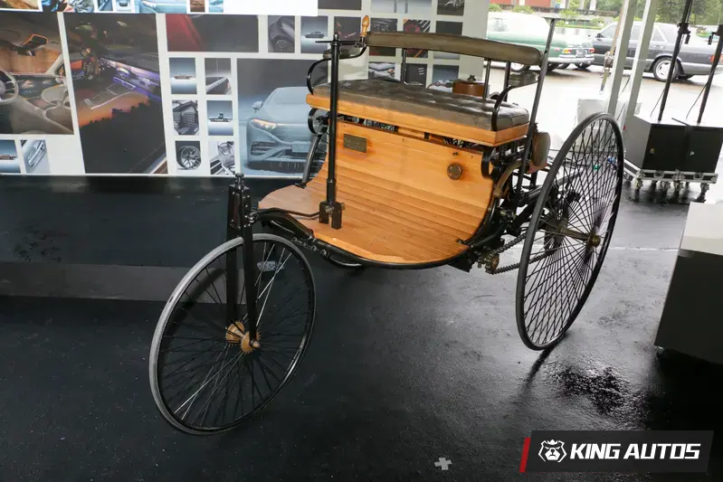 Patent Motorwagen（復刻版）。為一切移動科技的起點，這台三輪配置的專利汽車，搭載了單缸四行程往復式引擎，象徵著人類從獸力機械邁向內燃機時代的關鍵轉折。