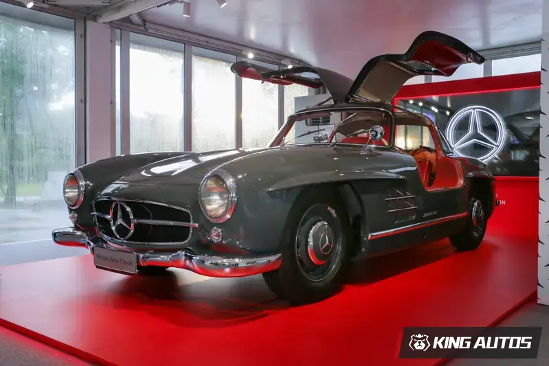 Mercedes-Benz 300 SL Gullwing（W194/W198）： 1950 年代賽車科技道路化的巔峰之作。為了維持管狀車架的結構剛性而設計的「鷗翼式車門」，成為汽車設計史上的經典圖騰；同時，它也是首款將機械式缸內直噴技術導入量產的車型，奠定了 Mercedes-Benz 在高性能跑車領域的技術地位。