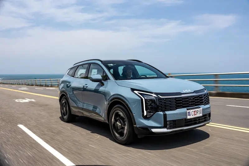 5月甫上市的極致進口油電休旅The new Sportage，廣受市場熱烈迴響，上市首月即熱銷突破3,000張訂單，創下歷史單月銷售新高紀錄。