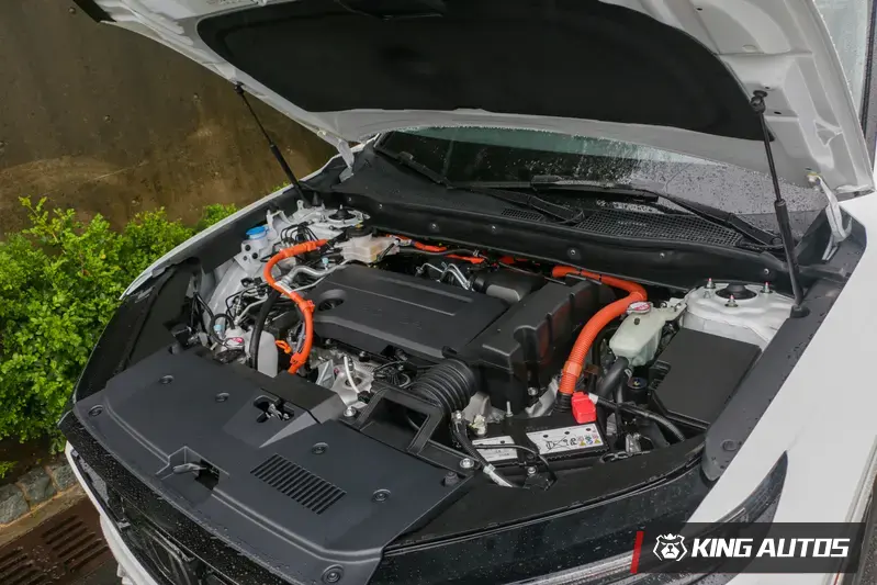 CR-V e:HEV電油系統搭載2.0升Atkinson循環缸內直噴引擎、平行軸雙電動馬達E-CVT系統,搭配PCU電力控制單元與 IPU 智慧型動力控制單元。引擎輸出148匹/18.7公斤米扭力,前軸驅動車輛的電動馬達輸出184匹/34.2公斤米,官方公布的平均油耗20.5km/L。