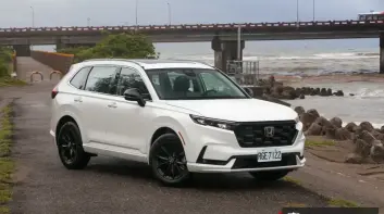 《 Honda CR-V e：HEV Prestige》試駕報導｜別被看似沒變的外觀騙了 踩下油門那刻起就愛上她！