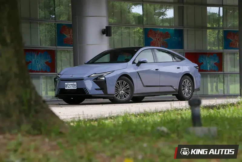 本次試駕車款為全新第八代Lexus ES300h頂級版,建議售價197萬元。相較177萬元的入門豪華版車型,配備上多了駕駛記憶功能、雙前座通風、環景、電吸門、抬頭顯示、64色氣氛燈...等配備。