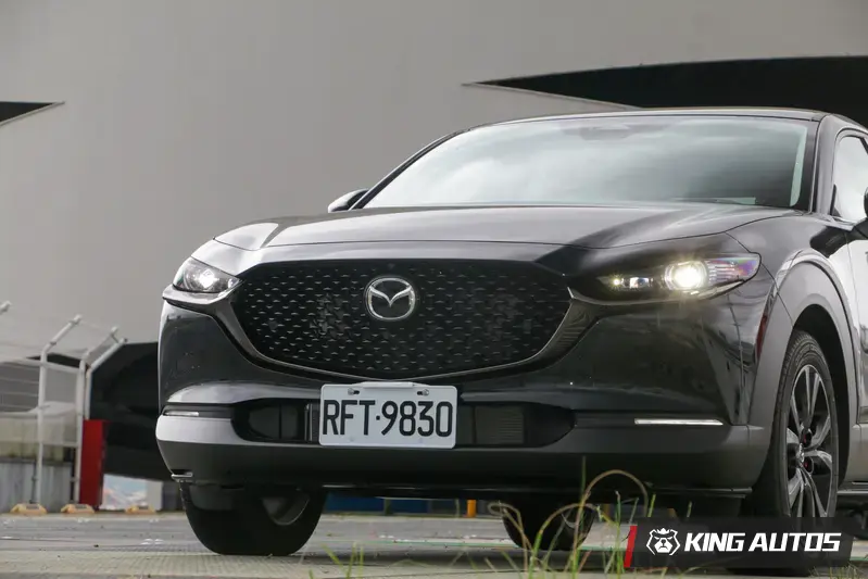Homura車型標配ALH智慧型頭燈,具備防眩遠光模式,亦可偵測對向來車或前方車輛光源及環境亮度,自動調整光型,藉此提升用路安全。