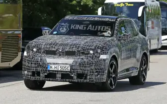 上看800匹的純電巨獸！全新《BMW iX5 M》大卡鉗配跑胎透露性能野心