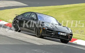 實體按鍵全拔掉？小改款《Porsche Panamera》內裝首次曝光 經典V8 GTS有望以PHEV續命