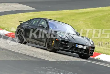 實體按鍵全拔掉？小改款《Porsche Panamera》內裝首次曝光 經典V8 GTS有望以PHEV續命