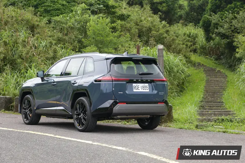 車尾與標準版油電車一樣,搭載LED尾燈組,中間有著黑色廠徽,下方為RAV4字樣銘版,採用隱藏式排氣尾管設計。