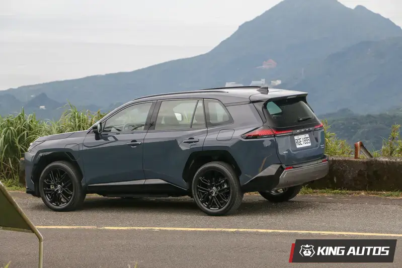 遠看是座山,近看是RAV4。RAV4 PHEV專屬的靜謐灰車色跟後方的山嵐很像,給人十足安全感。