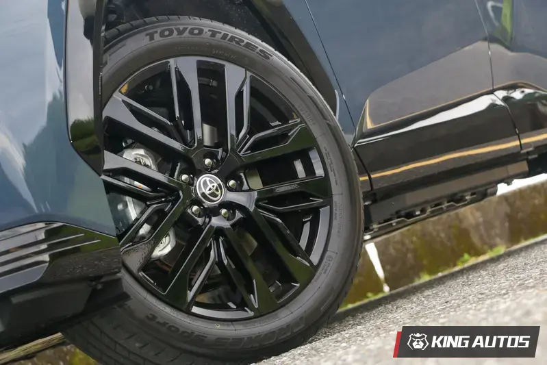RAV4 PHEV換上20吋鋁圈,落地胎為Toyo Tires Proxes Sport高階運動胎,尺碼為235/50 R20。22度的鋰電池組藏在車底板下方。